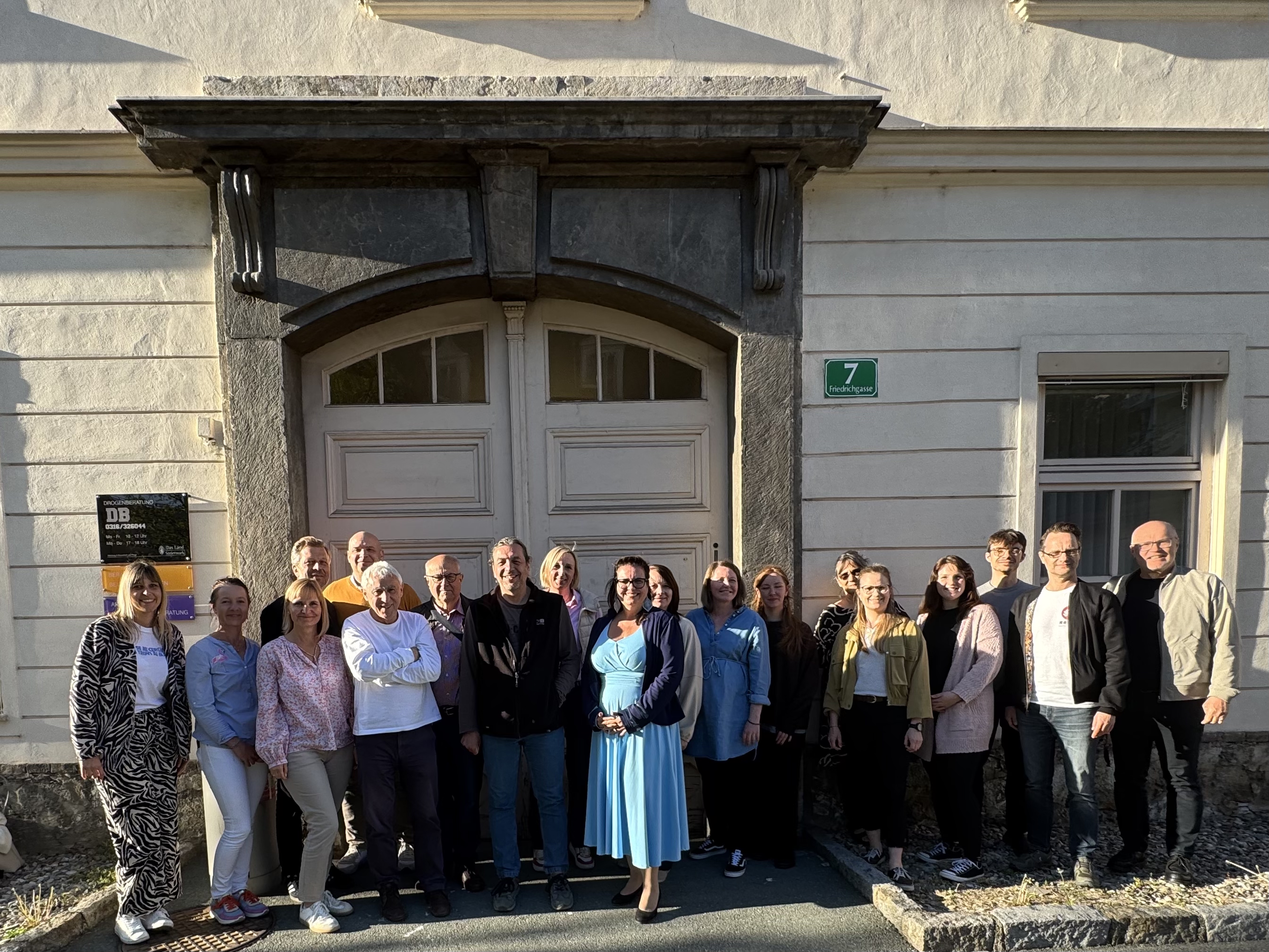 Gruppenfoto mit 19 Personen
